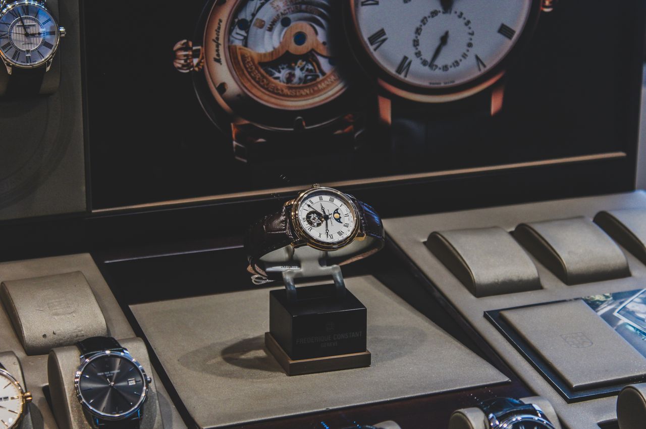 Horloge in de schijnwerpers op een presentatiestandaard tijdens een merkpromotie bij een juwelier