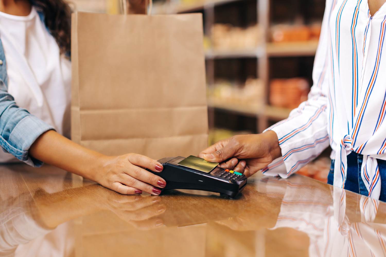 Klant betaalt contactloos met een pinpas bij de kassa van een winkel na een aankoop