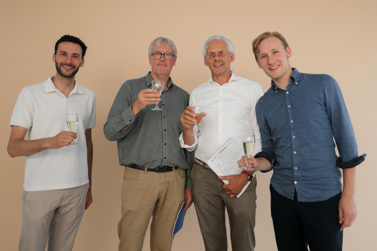 Teams van BE Software en PrismaNote proosten op de ondertekening van de samenwerkingsovereenkomst rond OPAL-Retailsoftware