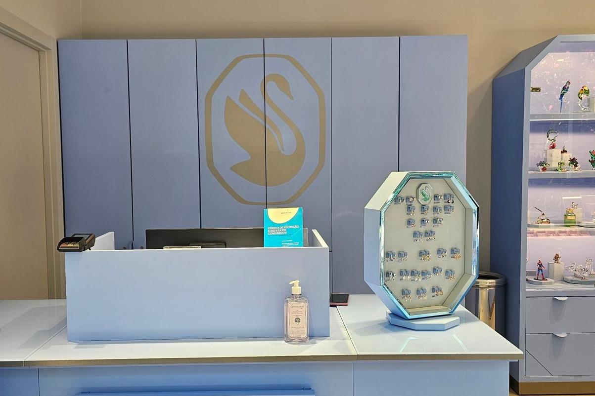 Toonbank van een juwelierszaak met sieradendisplay waarmee meer klanten naar de winkel worden getrokken