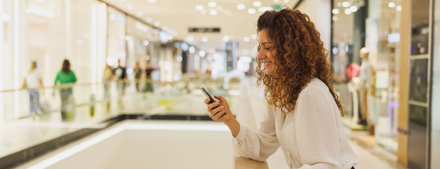 Jeweller customer browsing webshop on mobile